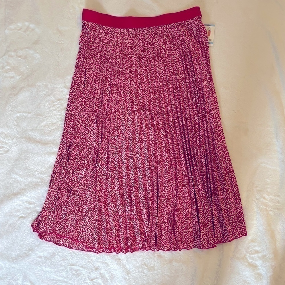 𝅺nwt Vince Camuto size L pleated skirt color pink and ivory